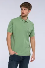 Remera polo de piqué manga corta, color verde melange, con cuello camisero, cierre frontal de dos botones y pequeño logo bordado en el pecho.
