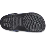 Zuecos Crocs negros con correa trasera azul y suela estampada con rayas azules y grises, inspiradas en la bufanda de la casa Ravenclaw de Harry Potter. Incluyen dijes Jibbitz™ exclusivos de Ravenclaw, como el logo de la casa y un dije de águila.