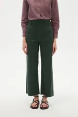 Pantalon tipo jean de corte flare y tiro alto, color verde oscuro, con cierre frontal y bolsillos.
