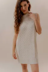 Vestido corto tejido color rojo, sin mangas y con cuello redondo.