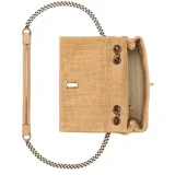 Cartera tipo bandolera Marc Jacobs, confeccionada en cuero gamuza con textura efecto cocodrilo. Presenta un diseño rectangular con solapa frontal, cierre metálico dorado y correa de cadena dorada ajustable.