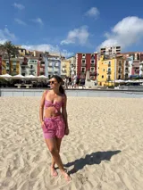 Short de tiro alto con estampado a cuadros rojos y blancos.