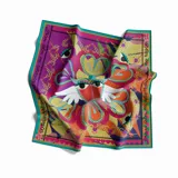 Pañuelo cuadrado de seda premium con estampado multicolor de estilo abstracto, con bordes en color verde azulado y texto en los bordes.