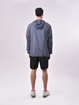 Campera gris oscuro con capucha y cierre frontal.