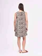 Vestido corto sin mangas con estampado animal print tipo leopardo, de corte recto y escote redondo.