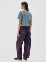 Remera de manga corta con efecto de lavado desgastado, cuello redondo y detalle de bordado en el pecho.