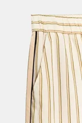 Pantalón de tiro medio y pierna ancha, confeccionado en mezcla de viscosa. Presenta diseño de rayas a contraste, cintura elástica y bolsillos laterales ocultos en costura.