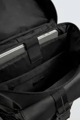 Mochila negra con acabado engomado, compartimento principal con cierre de cremallera, bolsillo interior con cremallera, bolsillo frontal con hebilla de liberación rápida, parte posterior acolchada, asa de mano y dos asas de hombro ajustables.