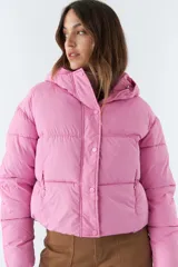 Campera puffer rosa de nylon con capucha y bolsillos con cierre.