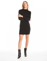 Vestido corto de tejido de punto color negro, con cuello alto y mangas largas, de corte ajustado al cuerpo.