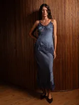 Top de raso asimétrico color morado, con detalles de puntilla en el escote y el bajo. Tiene breteles regulables y elástico en la espalda.