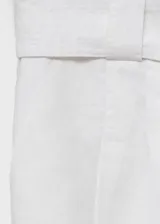 Short de lino color blanco de tiro medio, con diseño recto, bolsillos laterales, trabillas y cinturón incorporado con hebilla forrada.