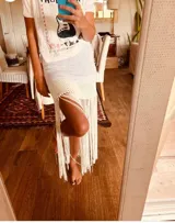 Falda corta de lurex aperlado con flecos y detalles de crochet.