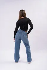 Pantalón wide leg de jean color azul medio, con tiro alto y corte amplio en las piernas.
