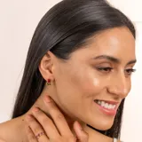 Aros de plata 925 bañada en oro de 18k con piedra rectangular de rubí.