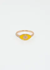 Anillo dorado con dije ovalado de ojo turco amarillo y pupila con strass.