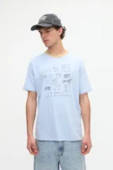 Remera celeste de manga corta con cuello redondo en color tostado y diseño bordado en el pecho.