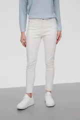 Pantalon skinny de tiro medio, confeccionado en una mezcla de algodón y elastano, con cierre frontal y bolsillos laterales.