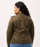 Campera tipo biker confeccionada en gamuza sintética color verde militar. Presenta cuello con solapas, cierre frontal asimétrico con cremallera metálica, bolsillos laterales con cierre y detalles de botones a presión.