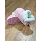 Pantuflas botitas color tostado con diseño acolchado y plataforma, forradas con corderito sintético blanco en el interior y el cuello. Cuentan con una pequeña etiqueta decorativa en el lateral.