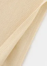 Poncho de punto con diseño de capa, asimétrico, cuello barco y manga tres cuartos.