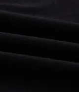 Blusa de manga corta confeccionada en viscolycra, con escote en V y detalle de cuello con borde ondulado en contraste. Presenta un diseño amplio con aberturas laterales en el ruedo.