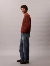 Sweater Calvin Klein de corte relajado, color marrón, con cuello redondo, puños y bajo acanalados, y pequeño monograma CK bordado en el pecho.