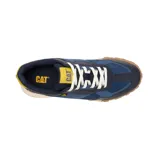 Championes Caterpillar modelo Hex Ready T-Toe para hombre, en color azul marino con detalles en amarillo, blanco y suela de goma marrón. Capellada combinada de cuero, paneles textiles y refuerzos sintéticos, con entresuela de EVA y cordones blancos.