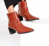 Botines de caña media color caramelo con efecto croco brillante, cierre lateral, puntera cuadrada y tacón bloque negro de aproximadamente 7 cm.