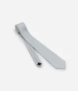 Corbata masculina de corte regular, confeccionada en tejido de poliéster con acabado satinado y textura fina.