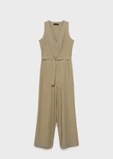 Mono largo de diseño recto y sin mangas, confeccionado en una mezcla de lyocell y lino. Presenta escote en pico, cierre frontal con botones y cinturón ajustable con hebilla metálica. Incluye bolsillos laterales y trabillas en la cintura.