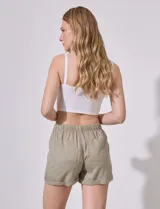 Short color verde militar de tencel, marca Workshop, con pretina ancha elastizada con lazo de ajuste y bolsillos delanteros.