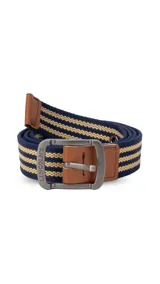Cinturón casual confeccionado en tela canvas con diseño bicolor o a rayas. Cuenta con hebilla metálica de acabado envejecido, detalles en cuero sintético en los extremos y ojales reforzados.