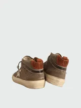 Zapatillas de caña media Golden Goose, color marrón con efecto desgastado. Presentan una estrella lateral de cuero en tono claro, cordones al tono y suela de goma con acabado envejecido.