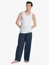 Pantalón de pijama azul marino con estampado de microbanderas rojas y blancas, cintura elástica con cordón ajustable y bragueta con botón.