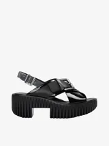 Sandalia negra de tiras anchas cruzadas con hebillas metálicas y plataforma con suela de goma.