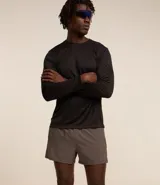 Bermuda deportiva masculina modelo runner, confeccionada en tejido técnico de poliéster con elastano. Presenta cintura elástica con cordón interno de ajuste, recortes laterales y bajo redondeado para mayor libertad de movimiento.