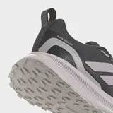 Championes de running Adidas modelo Runfalcon 5 TR, diseñados para terrenos irregulares. Presentan una parte superior de malla repelente al agua en color negro con las icónicas tres tiras laterales en tono gris claro. Incorporan tecnología de amortiguación Cloudfoam en la entresuela y suela Adiwear con tacos para mayor tracción.