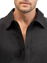Camisa de manga larga confeccionada en 100% lino natural, con cuello clásico y cierre frontal de botones. Presenta un calce relajado y una textura ligera, ideal para climas cálidos.