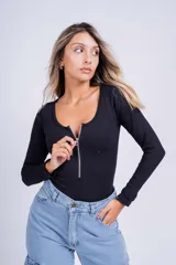 Body negro de mangas largas con escote redondo y cierre de cremallera plateada en el frente.