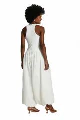 Mono largo color blanco con cuerpo superior estilo musculosa y pantalón amplio de tipo globo con caída fluida.