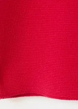 Chaleco rojo de punto fino, de diseño recto, cuello redondo y manga corta.