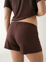 Short para dormir de corte fluido, confeccionado en viscosa suave y liviana. Cuenta con cintura elastizada y cordón ajustable satinado a tono.