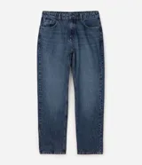 Pantalón de jean de corte recto en denim de algodón con lavado oscuro uniforme, cintura con presillas, cierre frontal con botón y bolsillos funcionales.