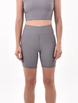 Biker de corte ajustado y tiro alto, de color gris.