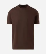 Remera marrón de corte slim, cuello redondo y manga corta, con textura acanalada vertical.