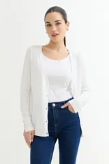 Cárdigan gris claro de viscosa y poliamida, con escote en V y cierre frontal con botones dorados.