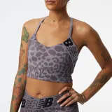 Top deportivo New Balance con estampado animal print en tonos grises y logo de la marca en los tirantes.