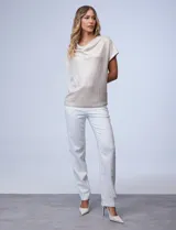 Blusa de mujer Cable & Gauge color beige claro, confeccionada en tejido lurex con textura plisada vertical. Presenta un escote drapeado tipo cuello volcado y mangas cortas.