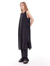 Pantalón de lino color crudo, de corte palazzo y tiro alto.